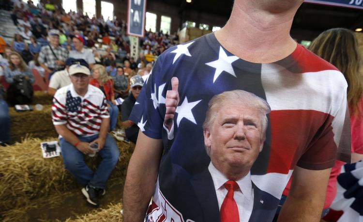 fan. Mike Duff fra Boone i Iowa havde trukket fan-T-shirten på ved søndagens valgmøde med den republikanske præsidentkandidat. 