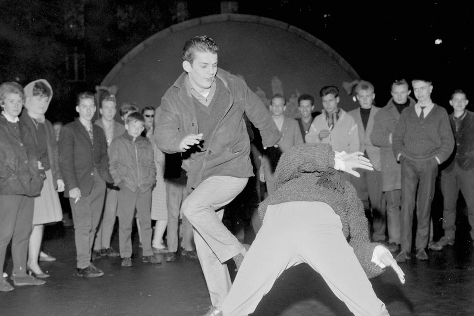 parkdans. Unge mennesker mødes til parkdans i Enghaveparken i 1965. Foreningen Ungdommens Parkdans stod bag de populære asfaltballer, hvor unge samledes for at danse jitterbug, rock'n'roll og twist. 