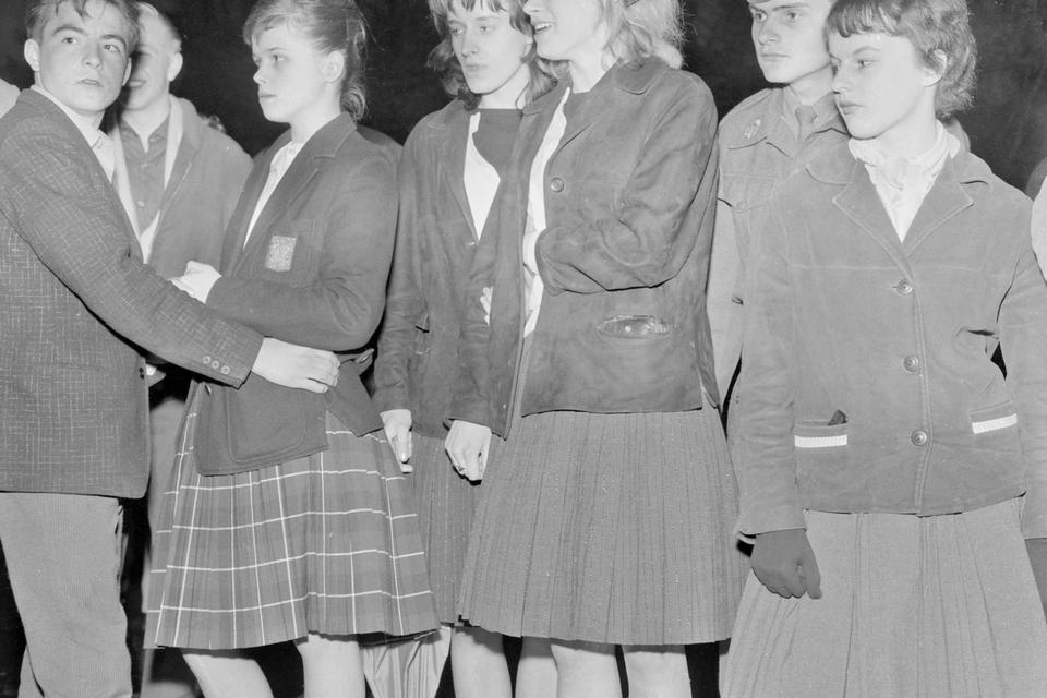 parkdans. Unge mennesker mødes til parkdans i Enghaveparken i 1965. Foreningen Ungdommens Parkdans stod bag de populære asfaltballer, hvor unge samledes for at danse jitterbug, rock'n'roll og twist. 