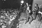 Parkdans. Unge mennesker mødes til parkdans i Enghaveparken i 1965. Her er The Rocking Ghosts på scenen i muslingeskallen og Holger Vistisen er konferencier. 