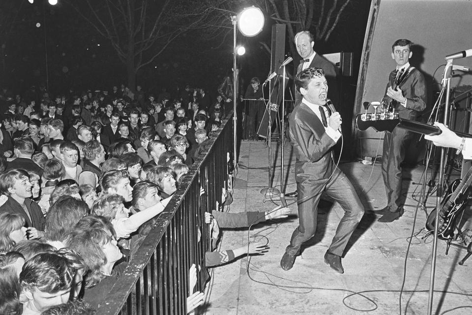 Parkdans. Unge mennesker mødes til parkdans i Enghaveparken i 1965. Her er The Rocking Ghosts på scenen i muslingeskallen og Holger Vistisen er konferencier. 
