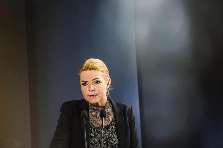 Støjberg ændrer kurs i forhold til, hvor vidt regeringen selv kan erklære Dublinsamarbejdet for brudt sammen og indføre såkaldt nødbremse 