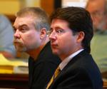 forsvar. Steven Avery (tv.) sidder sammen med den ene af sine advokater, Dean Strand, i retssalen. 