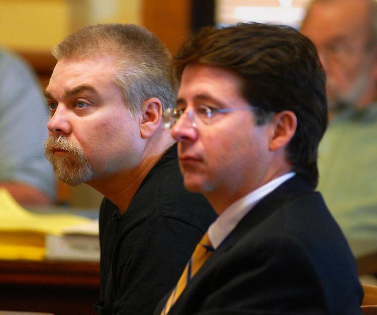 forsvar. Steven Avery (tv.) sidder sammen med den ene af sine advokater, Dean Strand, i retssalen. 