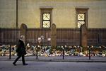 MINDESTED. Københavnerne lagde et stort antal blomsterbuketter foran synagogen efter drabet på Dan Uzan. Samme hyldest til offeret skete ved Krudttønden, hvor Finn Nørgaard blev mejet ned. 