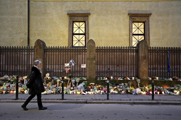 MINDESTED. Københavnerne lagde et stort antal blomsterbuketter foran synagogen efter drabet på Dan Uzan. Samme hyldest til offeret skete ved Krudttønden, hvor Finn Nørgaard blev mejet ned. 