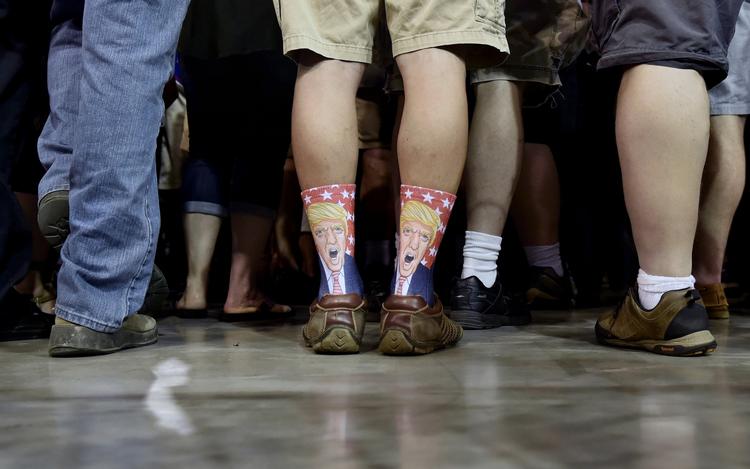 støttestrømper. 70-årige Joe Orengia er trukket i et par støttestrømper ved et valgmøde med Donald Trump. 