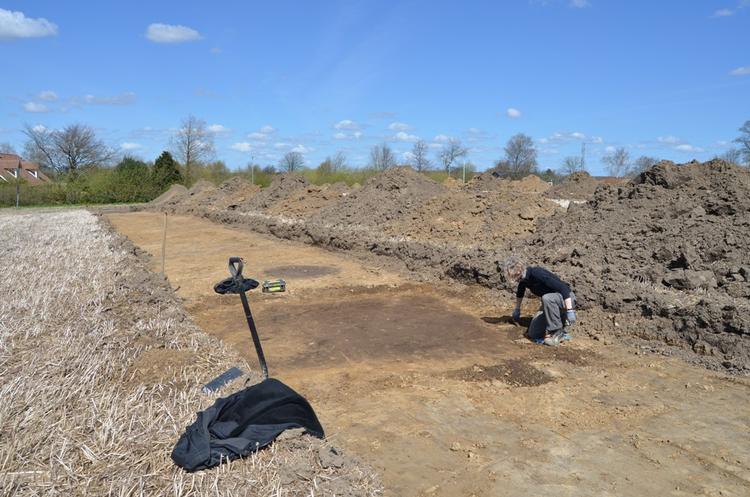 vikingeværksted. Arkæologen Jette D. Lüthje er ved at afrense en værkstedshytte, et såkaldt grubehus, fra vikingetiden. 