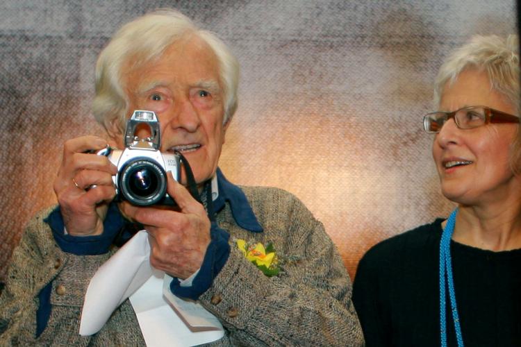 Ikonisk. Marc Riboud (tv) til åbningen af en udstilling med sine egne billleder i Shanghai i 2010. 
