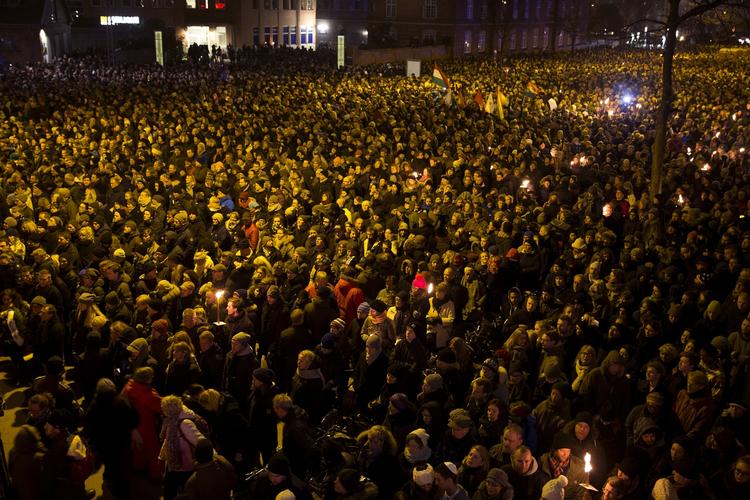 TERRORMÅL. Angrebene i København rystede alle. Her ses deltagerne i en mindehøjtidelighed for ofrene, der blev afholdt på Østerbro kort efter drabene. 