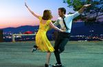 Lalaland. Der er god kemi imellem Ryan Gosling og Emma Stone. De har ikke verdens største stemmer, men synger charmerende og bevæger sig godt. Resten sørger det musikalske kameraarbejde for. 