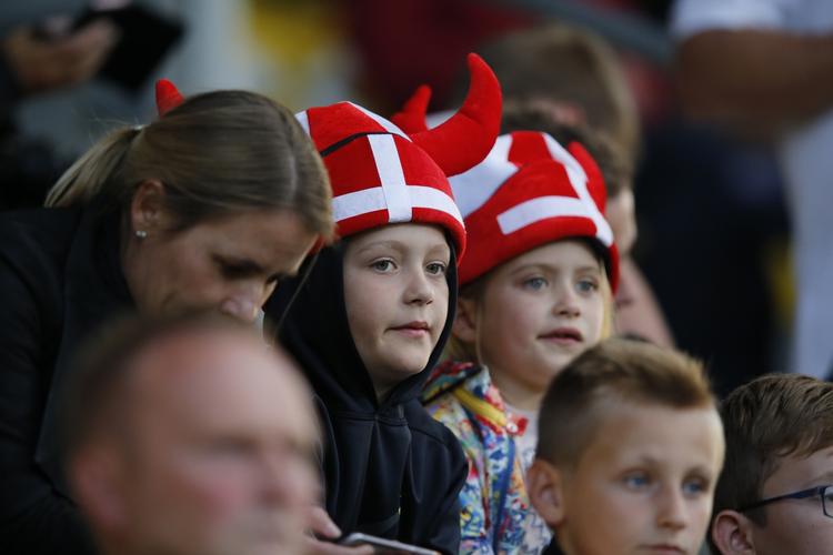 KAMPKLAR. I Horsens er fans i alle aldre klar til at følge de danske landsholdsspillere mod Liechtenstein. 