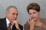 SKIFTE. På billedet her taler Dilma Rousseff med Michel Temer, der ventes at blive indsat som præsident. 
