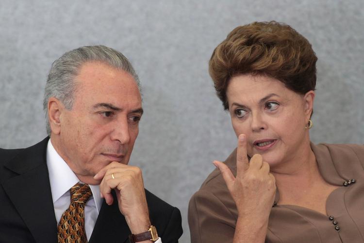 SKIFTE. På billedet her taler Dilma Rousseff med Michel Temer, der ventes at blive indsat som præsident. 