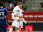 KASSE. Viktor Fischer og Nicolai Jørgensen i øm omfavnelse, da Danmark havde bragt sig foran 1-0 i Horsens. 