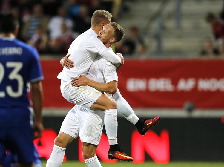 KASSE. Viktor Fischer og Nicolai Jørgensen i øm omfavnelse, da Danmark havde bragt sig foran 1-0 i Horsens. 