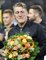 Tårer. Bastian Schweinsteiger blev hyldet før, under og efter kampen mod Finland. 