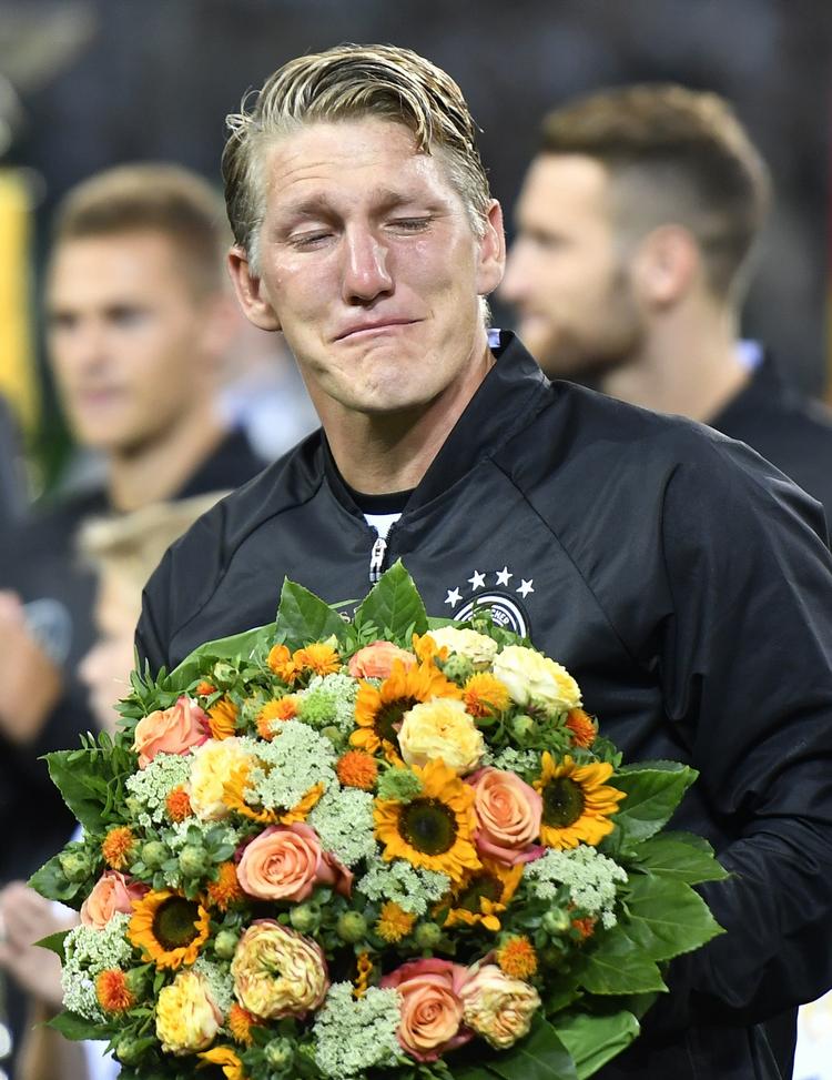 Tårer. Bastian Schweinsteiger blev hyldet før, under og efter kampen mod Finland. 