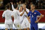 profiler. Viktor Fischer og Niicolai Jørgensen - der her jubler sammen - var blandt Danmarks bedste mod Liechtenstein. Foto: Jens Dresling 