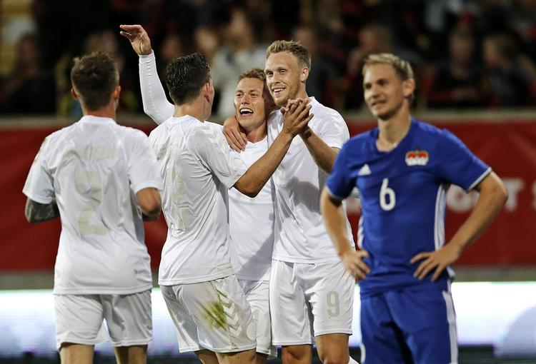 profiler. Viktor Fischer og Niicolai Jørgensen - der her jubler sammen - var blandt Danmarks bedste mod Liechtenstein. Foto: Jens Dresling 