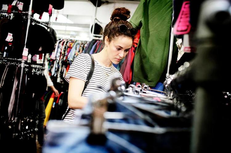 jagtmark. Mathilde Norholt besøger jævnligt loppemarkeder og genbrugsbutikker. Her tjekker hun udvalget hos Episode i Larsbjørnsstræde. 