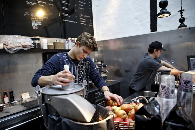 Juicy. På Joe &amp; The Juice bliver man ikke ansat, men castet, til at være et frugtkastende fjols. 