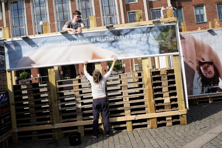 NØGENHED. Udstillingen *Female Beauty - Nude in the Public Space' er blevet udsat for så grov hærværk, at udstillingen nu lukkes. 