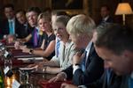 Dilemma. Den nye britiske premierminister, Theresa May (i midten), samlede i går sin regerings vigtigste ministre på landstedet Chequers nordvest for London. May ønsker tæt tilknytning til EU's indre marked, når Storbritannien forlader unionen, men udenrigsminister Boris Johnson (t.h.) og andre ministre vil ikke give andre EU-borgere fri adgang til at arbejde i landet. 