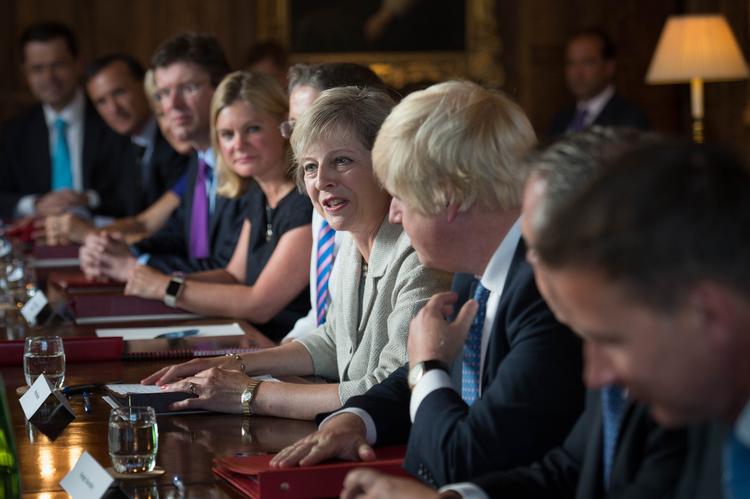 Dilemma. Den nye britiske premierminister, Theresa May (i midten), samlede i går sin regerings vigtigste ministre på landstedet Chequers nordvest for London. May ønsker tæt tilknytning til EU's indre marked, når Storbritannien forlader unionen, men udenrigsminister Boris Johnson (t.h.) og andre ministre vil ikke give andre EU-borgere fri adgang til at arbejde i landet. 