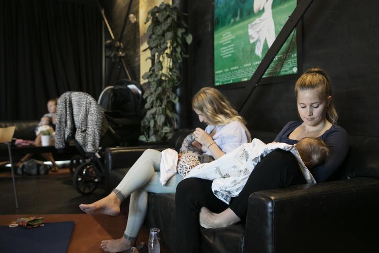 BABYMAD. Når småbørn går fra modermælk til babymad, er der meget, man skal tage stilling til, hvis man vil undgå skadelig kemi i barnets første leveår. 