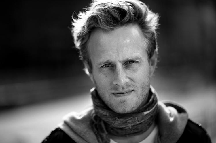 Kulturforbrugeren Kjartan Arngrim. 36 år. Sanger og sangskriver i Folkeklubben, aktuel med den nye cd ’Slå flint’. Bor i København, opvokset i Aarhus med forældre, der arbejdede på Psykiatrisk Hospital, Risskov. Cand.mag. i filosofi og dansk. fra Roskilde Universitet. 