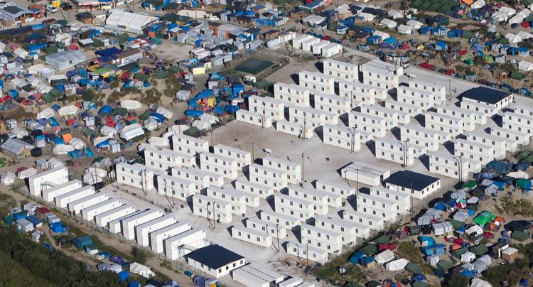 Junglen. Den franske inderigsminister vil have lukket lejren i den franske havneby Calais, hvor flere tusinde flygtninge og migranter holder til. 