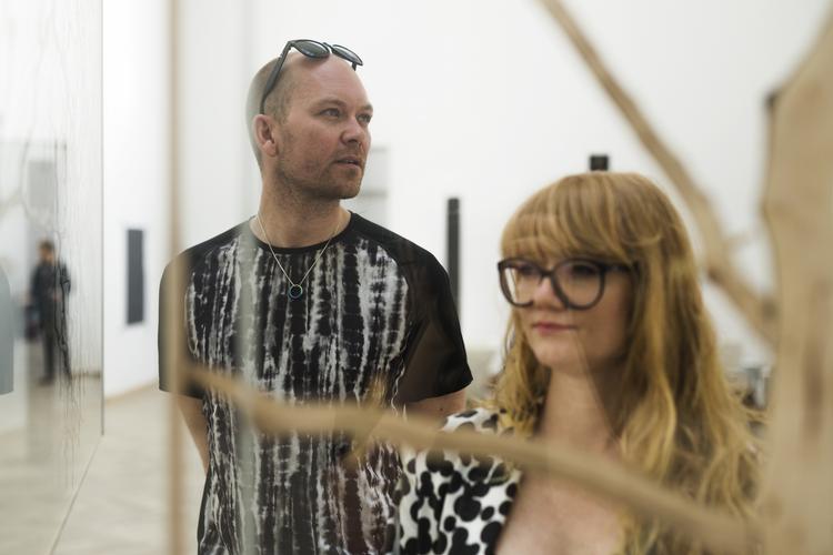 Involveret. Kunstkritikeren skal være sig sin egen rolle bevidst, skriver anmelder Mathias Kryger, der her er fotograferet ved Kunstakademiets afgangsudstilling på Charlottenborg. 
