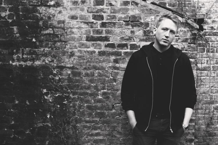 FORFATTERDEBUTANT: Niels Henning Falk Jensby har skrevet en fantastisk og smertelig debutroman om techno som tilstand og livsrytme, mener Mikkel Krause Frantzen. 