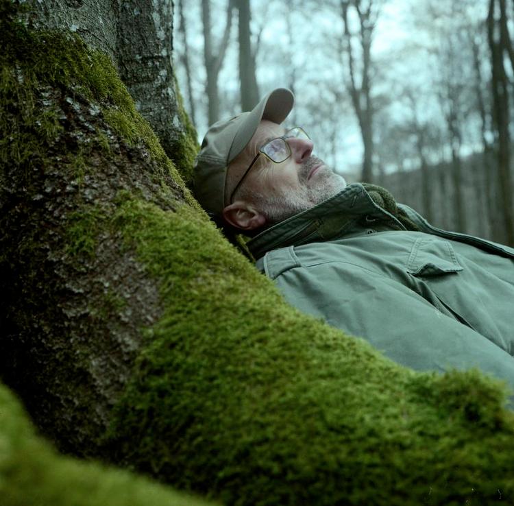 LYT. Peter Wohlleben har et nært forhold til naturen og dens faste beboere. Foto: Miriam Dalsgaard 