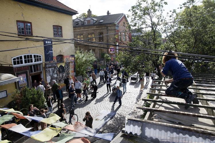 To dage efter at politibetjentene blev skudt, valgte christianitterne at rydde Pusher Street. 