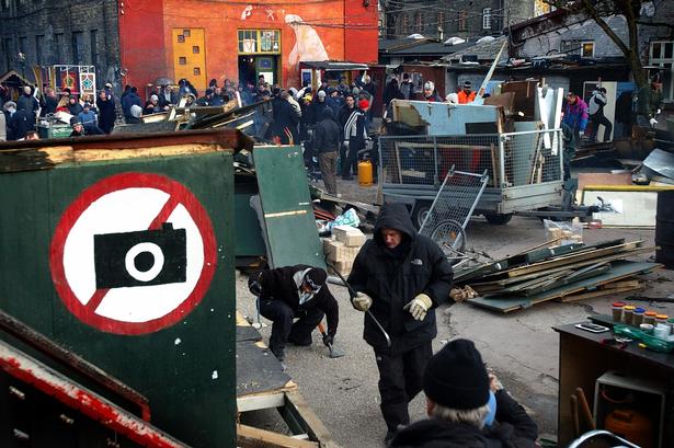 Pusher Street har i årtier været et omdiskuteret emne. Nogle af christianitterne mener, at hashandlen har taget overhånd og ønsker pusherne ud. Andre tager det mere afslappet og tager aktivt del i salget. 