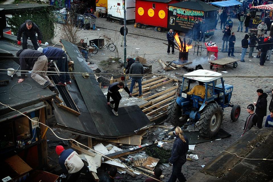 I 2004 besluttede christianitterne at rive hashboderne i Pusher Street ned. Der gik dog ikke længe, før pusherne var tilbage på Fristaden. 