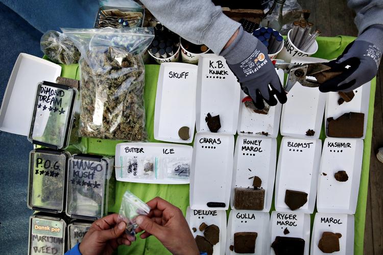 Det er i boder som denne, at hashandelen finder sted på Christiania. 