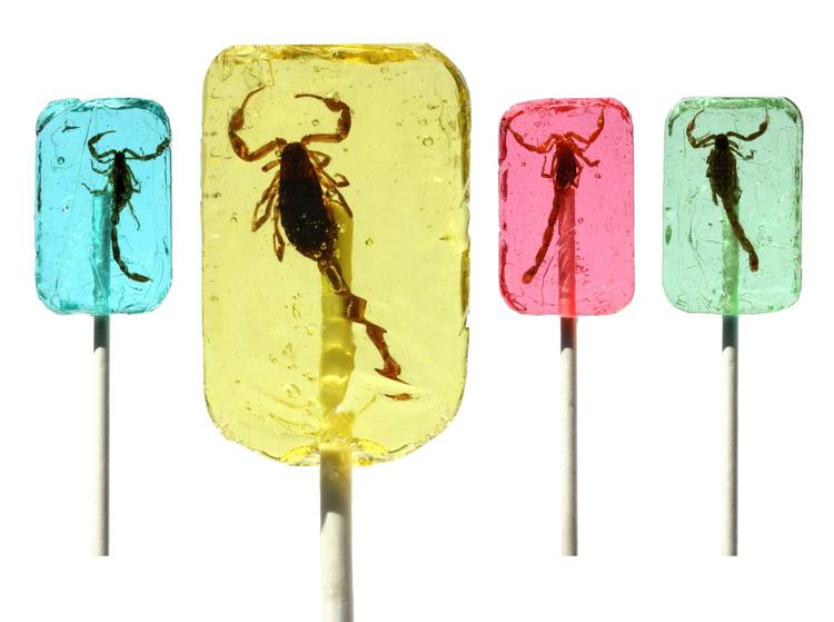 Slikkepind. Der er delikate protein slikkepinde hos Pestaurant. 