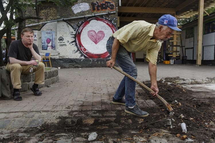 Det var fra dette sted at den skud-mistænkte drev sin hashbod. På væggen var der førhen malet et skilt som signalerede "Ingen Foto", men det er netop blevet overmalet med dette hjerte. Morten Nielsen er christianit gennem 42 år og er ved at nedrive boden. Han håber at kunne sætte springvand og indiske kupler op istedet for. 