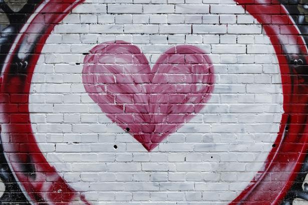 Det var fra dette sted at den skud-mistænkte drev sin hashbod. På væggen var der førhen malet et skilt som signalerede "Ingen Foto", men det er blevet overmalet med dette hjerte. 