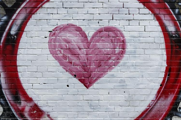 Det var fra dette sted at den skud-mistænkte drev sin hashbod. På væggen var der førhen malet et skilt som signalerede "Ingen Foto", men det er blevet overmalet med dette hjerte. 