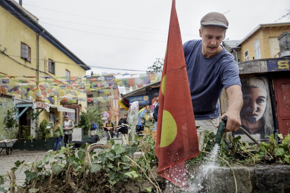 Ved indgangen til Pusherstreet er Morten Dybdahl ved at vande de nye planter. 