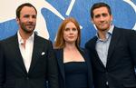 Stjerner. Instruktør Tom Ford står længst til venstre sammen med de to hovedrolleindehavere, Amy Adams og Jake Gyllenhall, til fremvisningen af 'Nocturnal Animals' i Venedig 