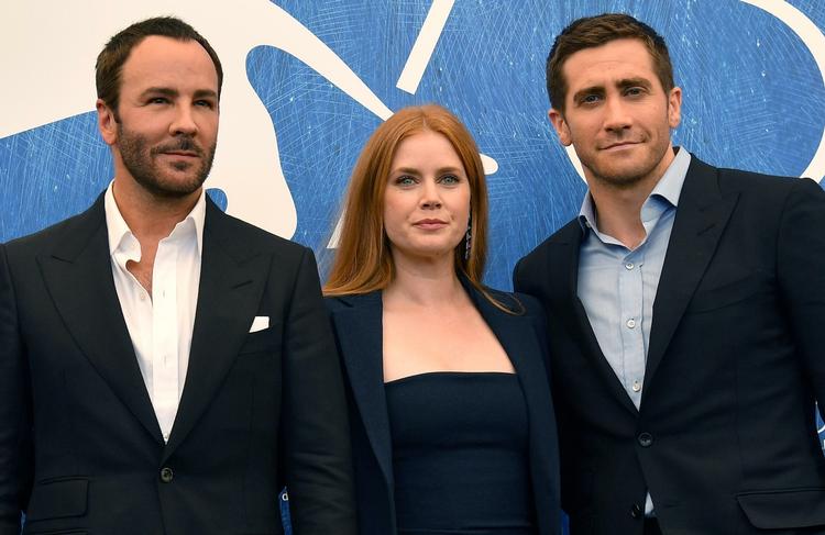 Stjerner. Instruktør Tom Ford står længst til venstre sammen med de to hovedrolleindehavere, Amy Adams og Jake Gyllenhall, til fremvisningen af 'Nocturnal Animals' i Venedig 