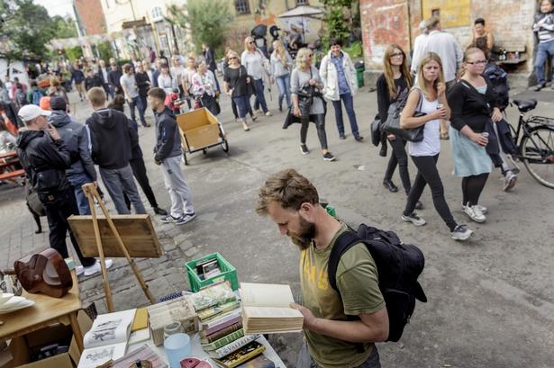 Efter at hashboderne er lukket, er den første alternative bod netop poppet op. Den sælger brugte sager, blandt andet bøger som Dan, en nabo til Christiania, har kastet sig over. 