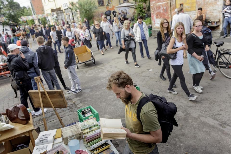 Efter at hashboderne er lukket, er den første alternative bod netop poppet op. Den sælger brugte sager, blandt andet bøger som Dan, en nabo til Christiania, har kastet sig over. 