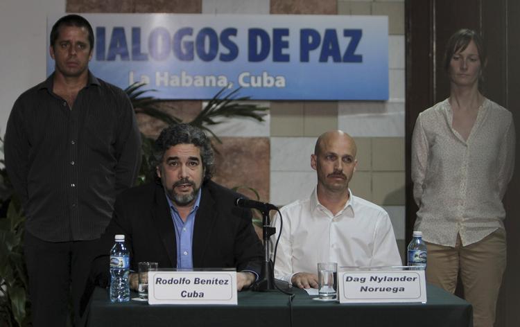 Dystert. Dag Nylander (th.) og en cubansk mægler fotograferet på et tidspunkt, da fredsforhandlingerne i Colombia var på et lavpunkt i maj 2015. Men alt gik, som det skulle - og fredsaftalen kom. 