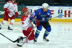 KNÆFALD. Jannik Hansen (tv.) sendttil tælling af slovenske Ales Kranjc. 